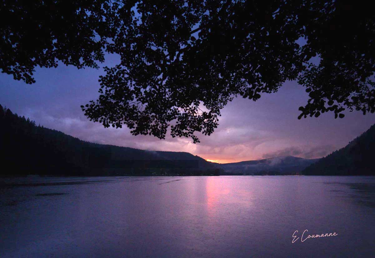 coucher de soleil mauve sur lac